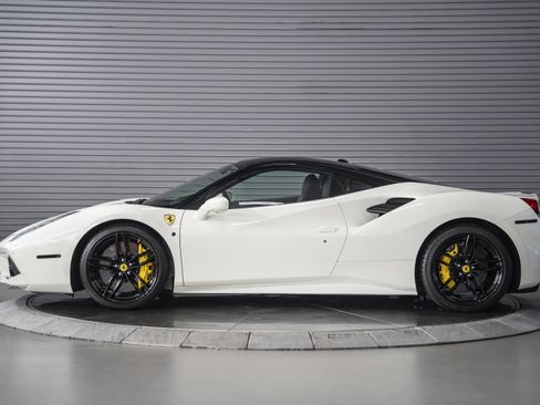 Used 2018 Ferrari 488 GTB RWD image 2