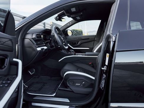 Used 2025 Lamborghini Urus SE image 31