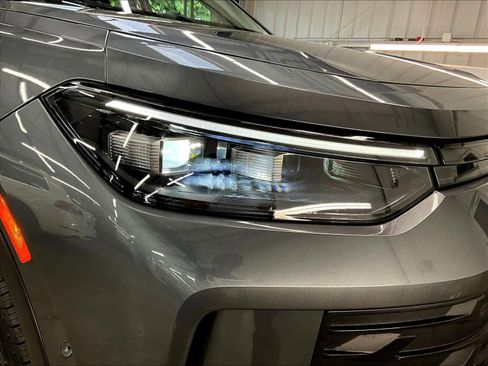 Used 2025 Volkswagen Tiguan SE w/ Panoramic Sunroof Package image 31