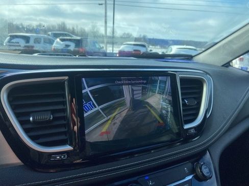 Used 2022 Chrysler Pacifica Touring-L w/ S Appearance Package image 14