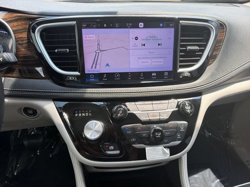 Used 2023 Chrysler Pacifica Limited FWD image 18