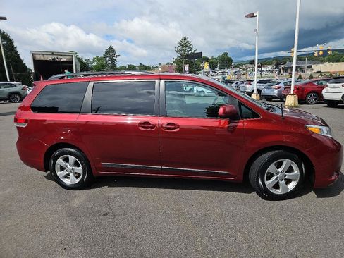 Used 2011 Toyota Sienna LE FWD image 2
