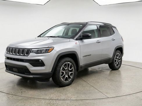 Used 2025 Jeep Compass Trailhawk AWD/4WD image 3