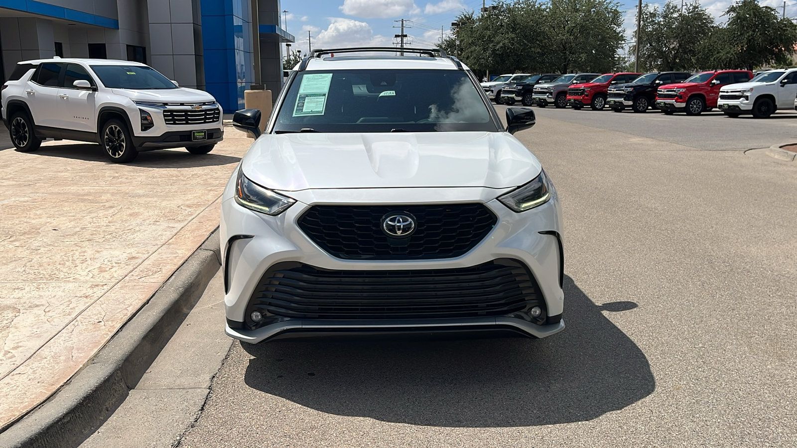 Used 2021 Toyota Highlander XSE FWD image 2