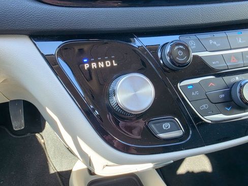 Used 2024 Chrysler Pacifica Touring-L FWD image 26