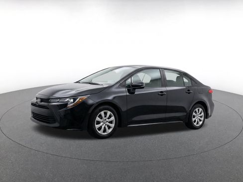 Used 2025 Toyota Corolla LE FWD image 3