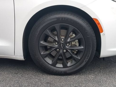 Used 2021 Chrysler Pacifica Touring-L w/ Premium & Safety Sphere Group FWD image 11