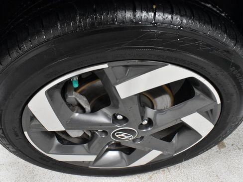 Used 2024 Hyundai Venue SEL image 9