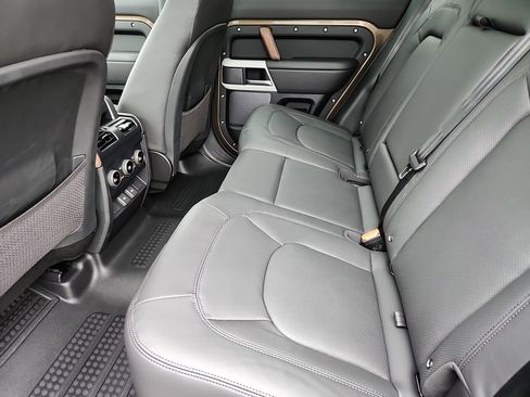 New 2024 Land Rover Defender 110 SE image 5