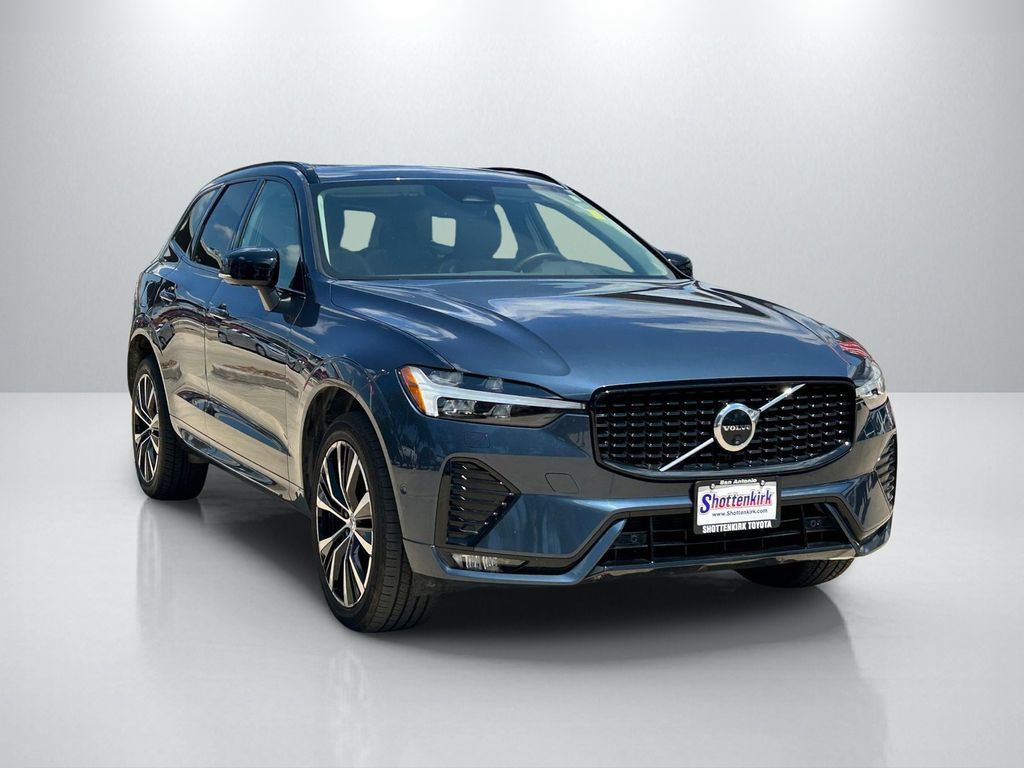 Used 2024 Volvo XC60 B5 Plus AWD/4WD image 3