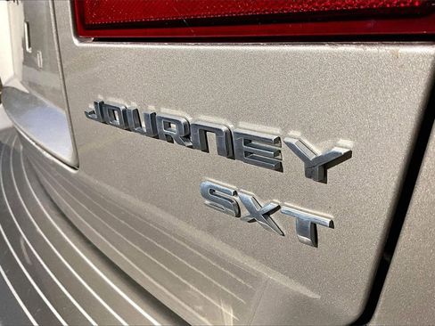 Used 2009 Dodge Journey SXT w/ Rear Seat Video Group image 8