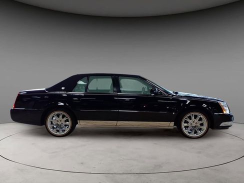 Used 2008 Cadillac DTS w/ Sun And Sound Package FWD image 4