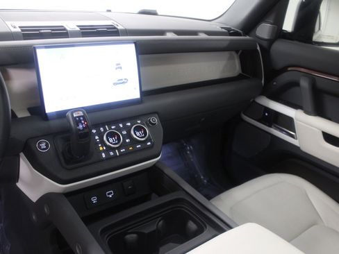 Used 2023 Land Rover Defender 130 SE image 21