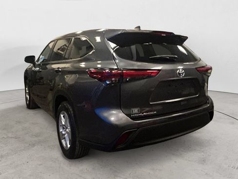 Used 2023 Toyota Highlander L FWD image 3