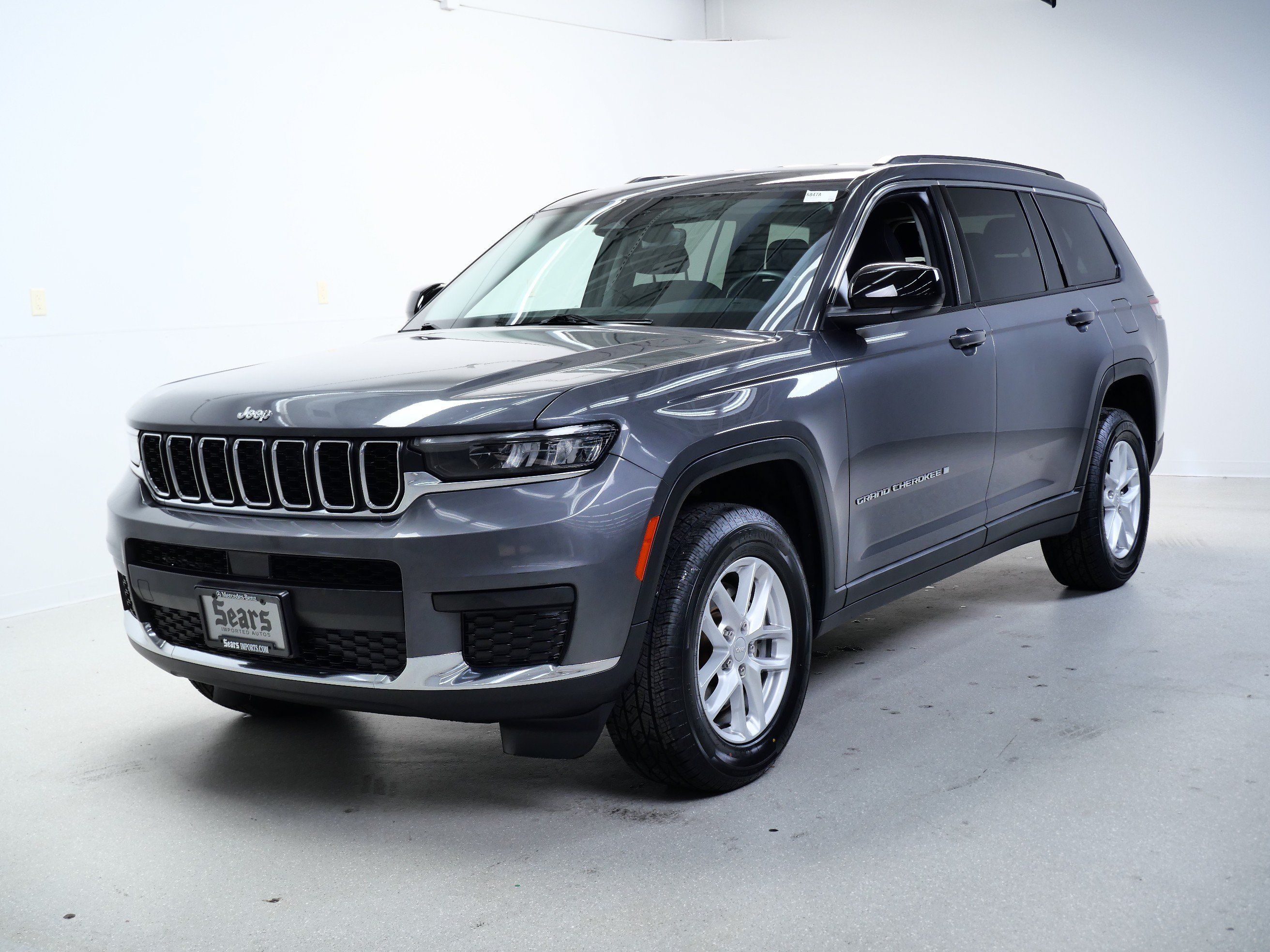 Used 2022 Jeep Grand Cherokee L Laredo w/ Luxury Tech Group I AWD/4WD image 8