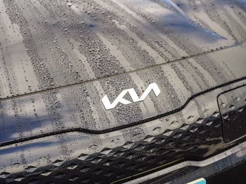 Used 2022 Kia Niro EX Premium image 5