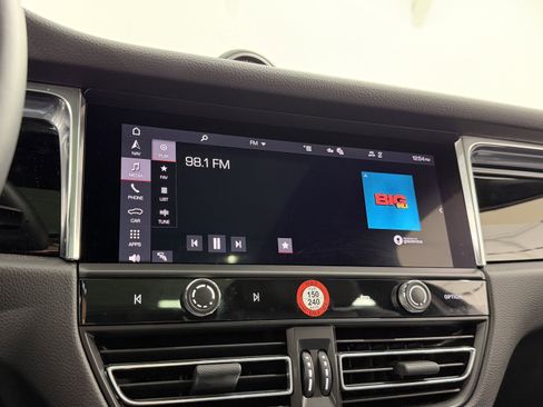 Certified 2025 Porsche Macan image 41