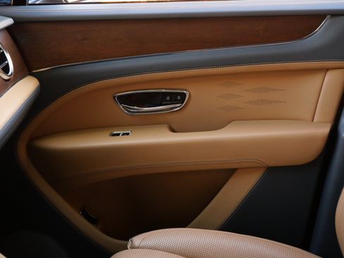 Used 2023 Bentley Bentayga Extended Wheelbase image 14