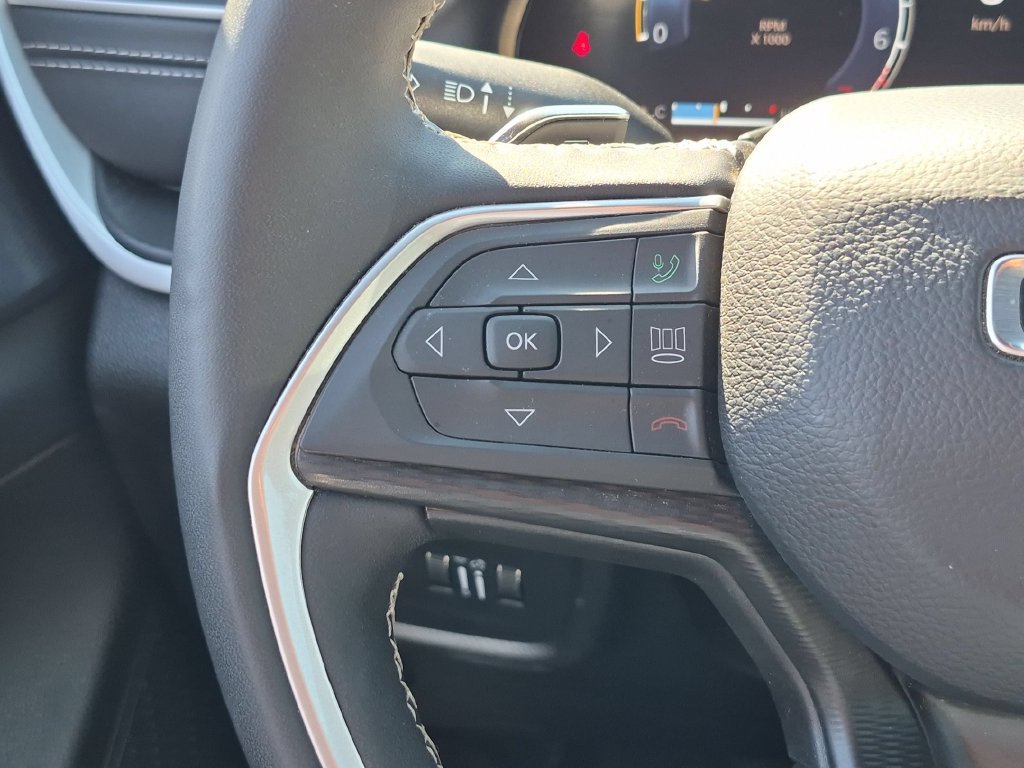 Used 2025 Jeep Grand Cherokee Altitude AWD/4WD image 21