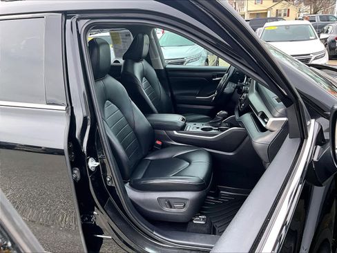 Used 2021 Toyota Highlander XLE image 11