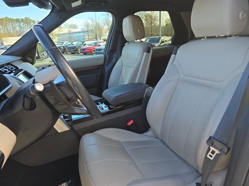 Used 2019 Land Rover Discovery HSE image 16