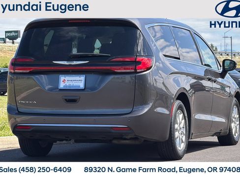 Used 2023 Chrysler Pacifica Touring-L FWD image 3