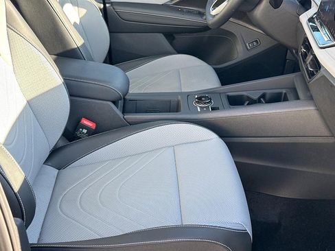 Used 2025 Volkswagen Tiguan SE image 17