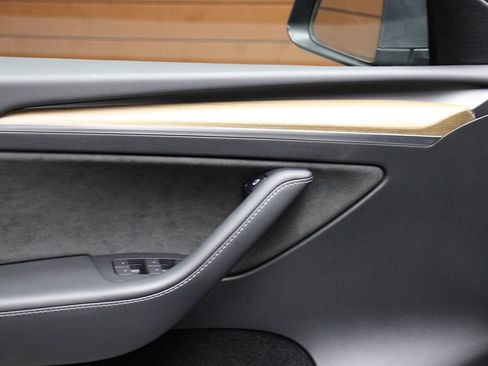 Used 2022 Tesla Model Y Long Range image 16