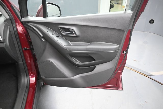 Used 2017 Chevrolet Trax LT AWD/4WD image 12