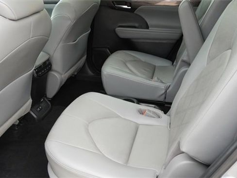 Used 2020 Toyota Highlander Platinum image 15