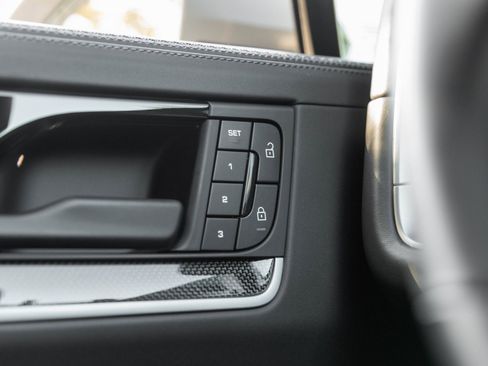 Used 2025 Porsche Cayenne Turbo image 19