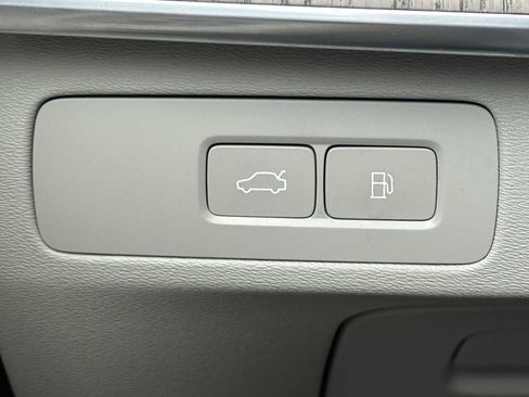 Used 2025 Volvo XC90 T8 Plus w/ Protection Package Premier image 33