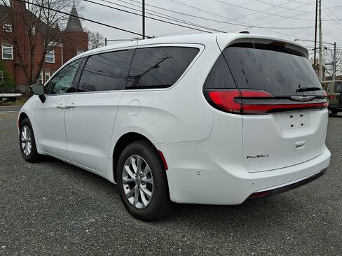 Used 2025 Chrysler Pacifica Select image 4