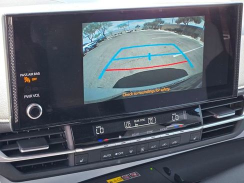 Used 2025 Toyota Sienna XSE w/ XSE Plus Package FWD image 30