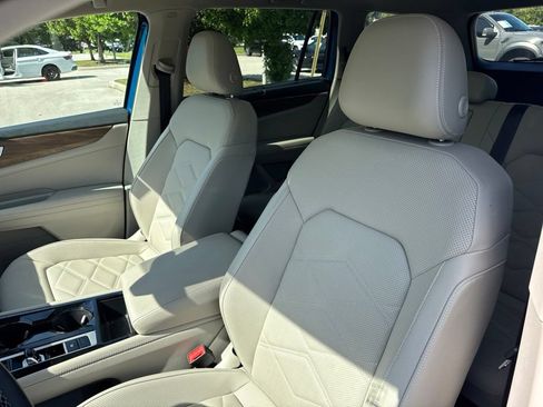 Used 2025 Volkswagen Atlas SE w/ Panoramic Sunroof Package FWD image 10