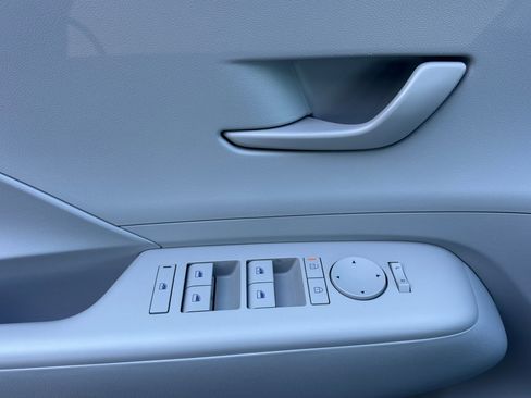 Used 2024 Hyundai Kona SE image 11