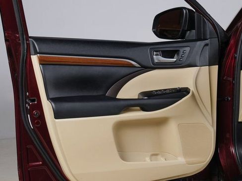 Used 2018 Toyota Highlander AWD V6 image 24