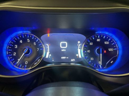 Used 2024 Chrysler Pacifica Touring-L FWD image 6