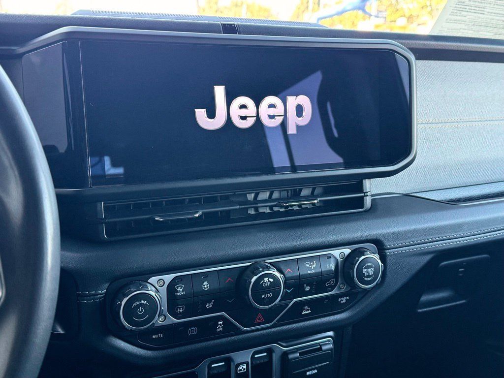Used 2024 Jeep Wrangler Unlimited Sahara AWD/4WD image 11
