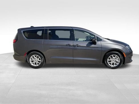 Used 2022 Chrysler Voyager LX FWD image 4