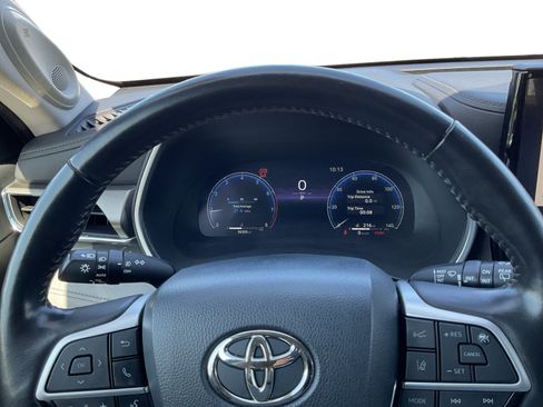 Used 2023 Toyota Highlander Limited FWD image 12