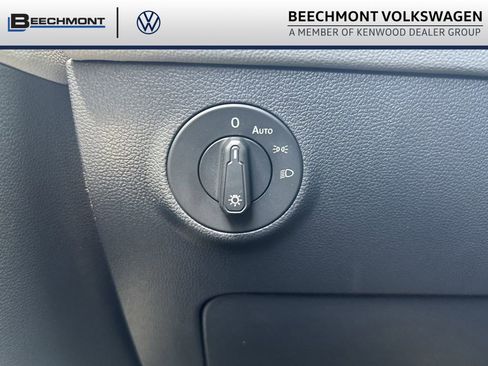 Used 2023 Volkswagen Taos SE w/ Panoramic Sunroof Package AWD/4WD image 19