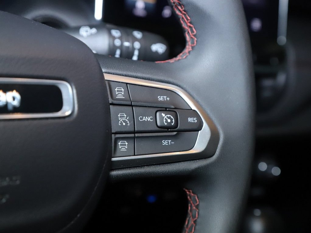 Used 2025 Jeep Compass Trailhawk AWD/4WD image 25