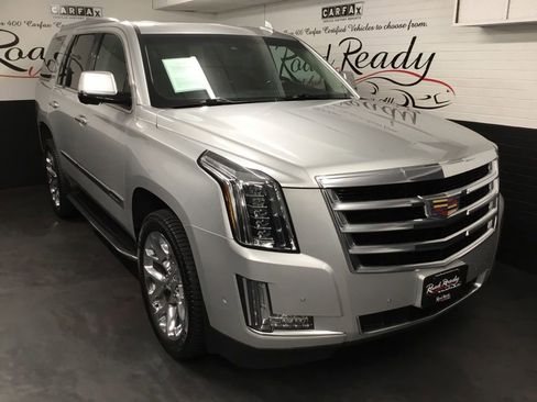 Used 2017 Cadillac Escalade Luxury image 2