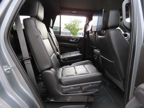 Used 2021 Chevrolet Tahoe Z71 w/ Luxury Package AWD/4WD image 29