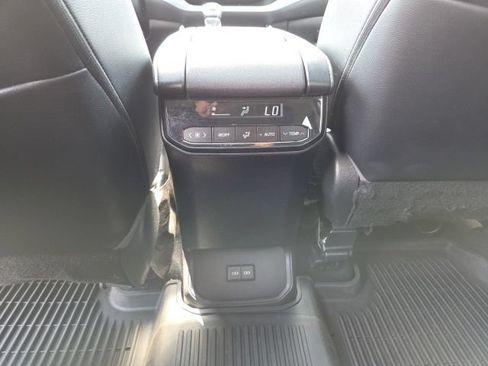 Used 2023 Toyota Highlander XLE AWD/4WD image 24