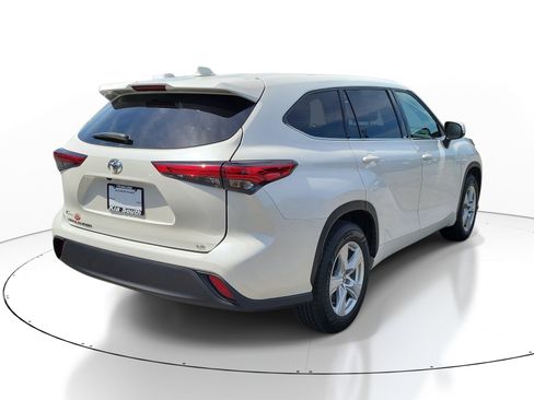 Used 2021 Toyota Highlander LE FWD image 6