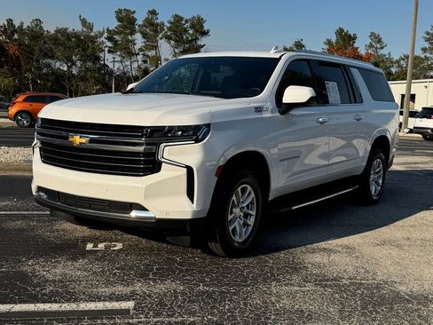 Used 2024 Chevrolet Suburban LT image 3