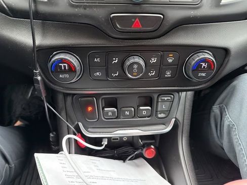 Used 2018 GMC Terrain SLE w/ Driver Convenience Package image 16