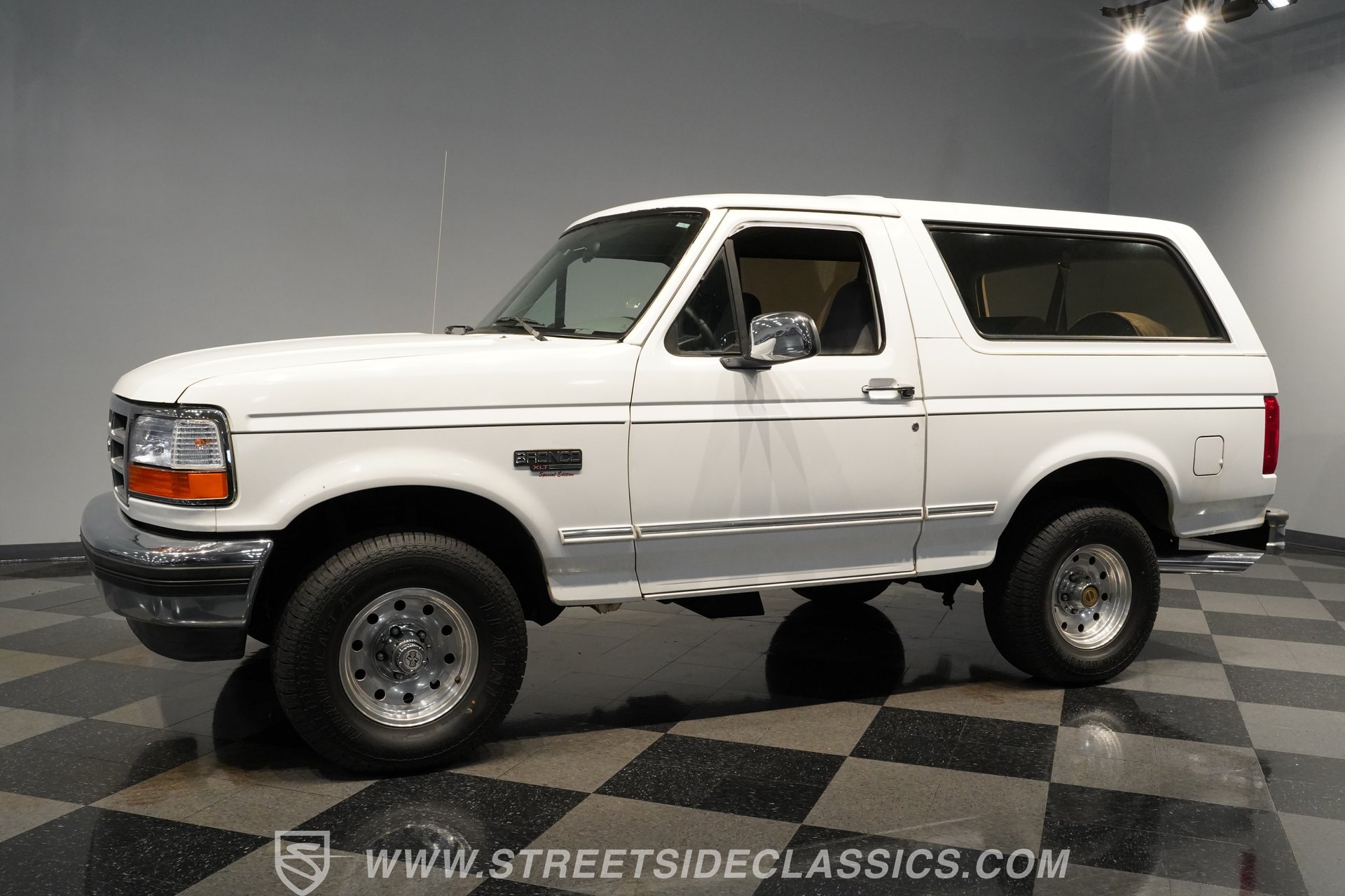 Used 1995 Ford Bronco XLT AWD/4WD image 7